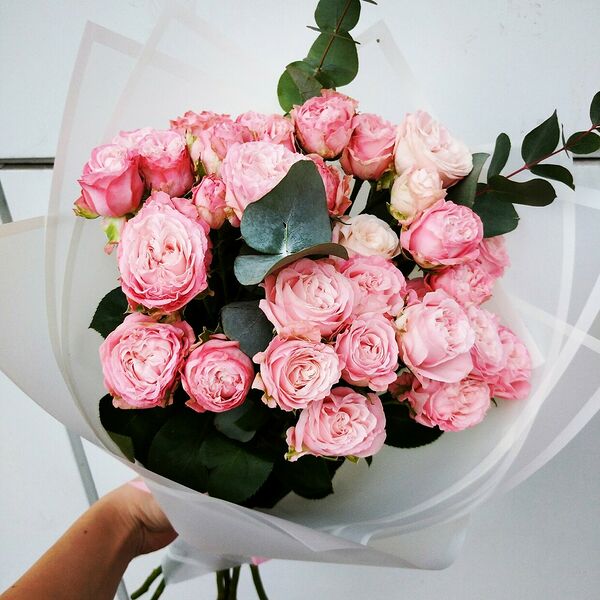 Пионовидные розы с эвкалиптом