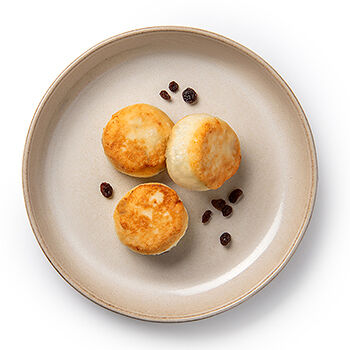 Сырники из творога с изюмом жареные