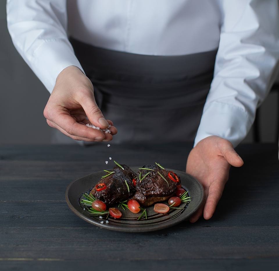 

Щёчки говяжьи томлёные в винном соусе для запекания, a la carte «Почти готово» 155 г