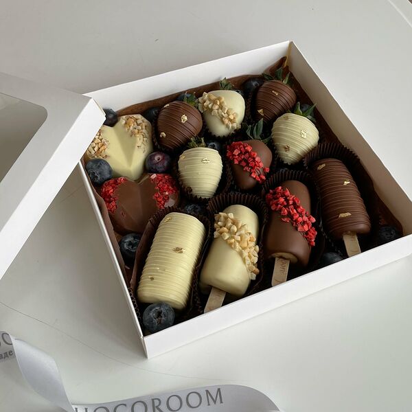 Набор клубники в шоколаде «Полнота вкуса» 4 банана, 6 ягод и 2 сердца с голубикой