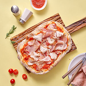 Римская пицца Мясная с томатным соусом и моцареллой