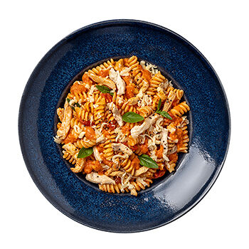 Паста с курицей, томатным соусом и моцареллой, Уже Готово