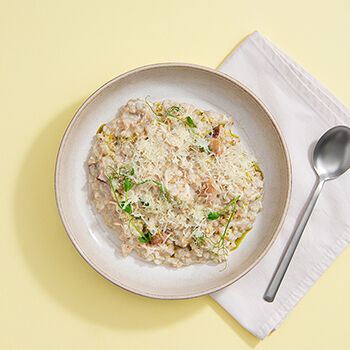 Зелёная гречка с цыплёнком, ароматными белыми грибами и сыром 240 г