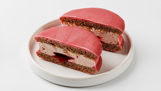 Пирожное веган Sweet бисквит с ягодным суфле, кафе