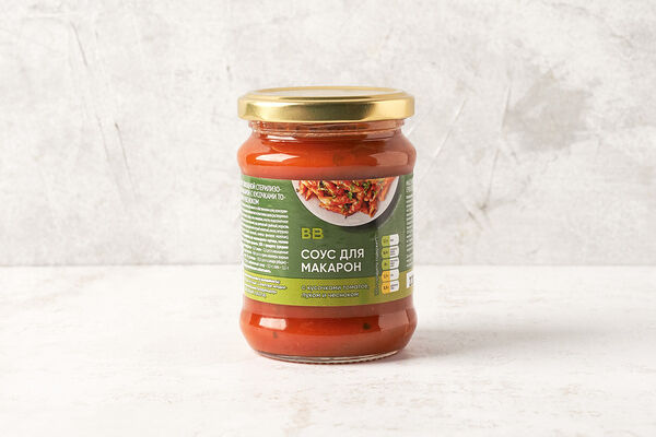 Соус для макарон с кусочками томатов, луком и чесноком