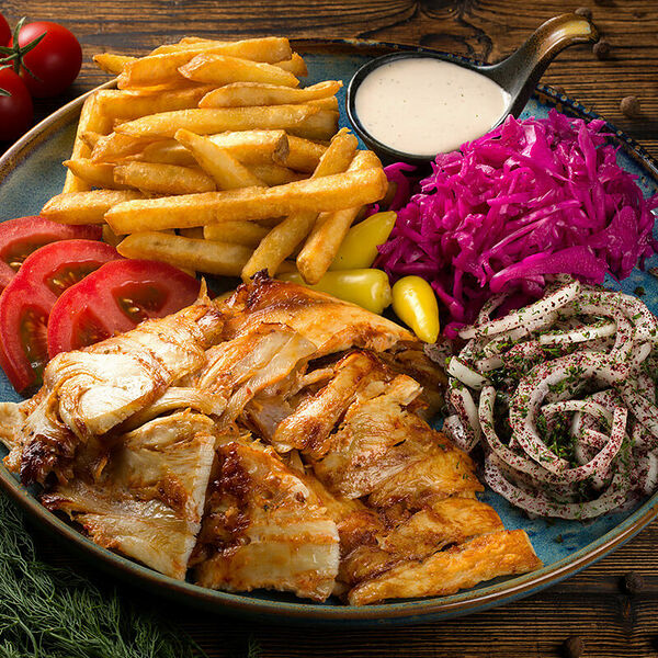 Донер кебаб из курицы на тарелке с картофелем фри