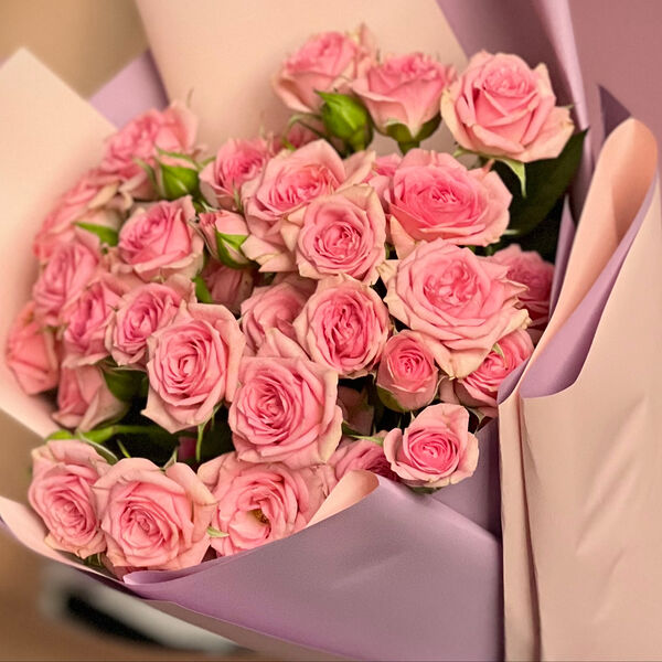 Букет из 7 кустовых розовых роз