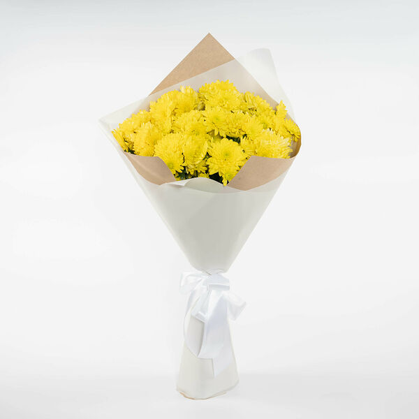 9 желтых хризантем в подарочной упаковке