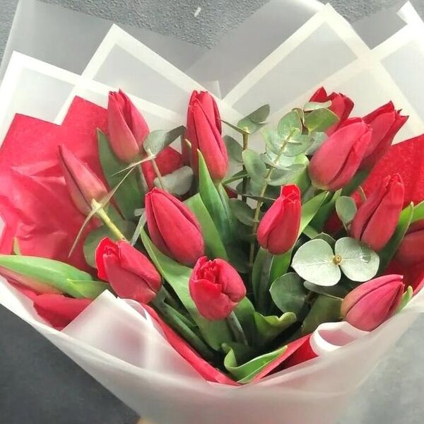 Букет Фейерверк с красными тюльпанами и эвкалиптом