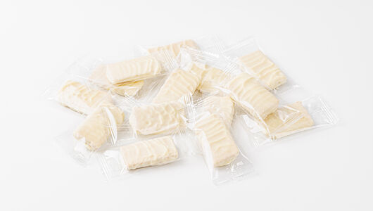 Вафельная конфета с апельсиновой начинкой в белом шоколаде