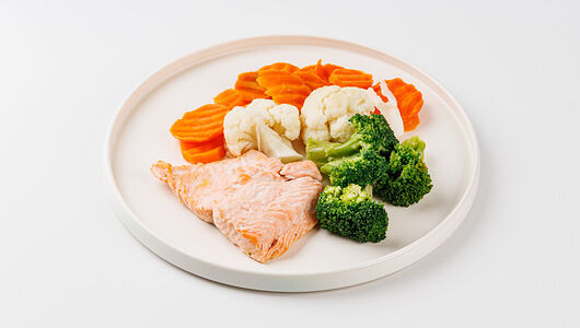 Шашлык из семги с овощами на пару