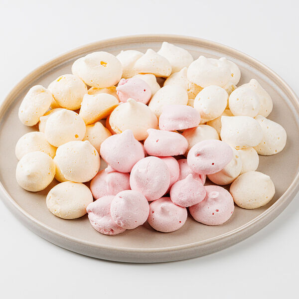 Безе ассорти с кусочками ягод