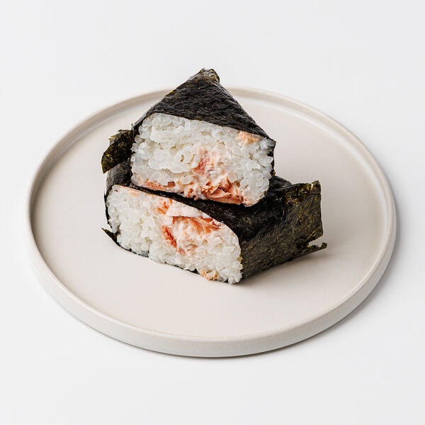 Онигири с кетой холодного копчения в сливочном соусе 100г