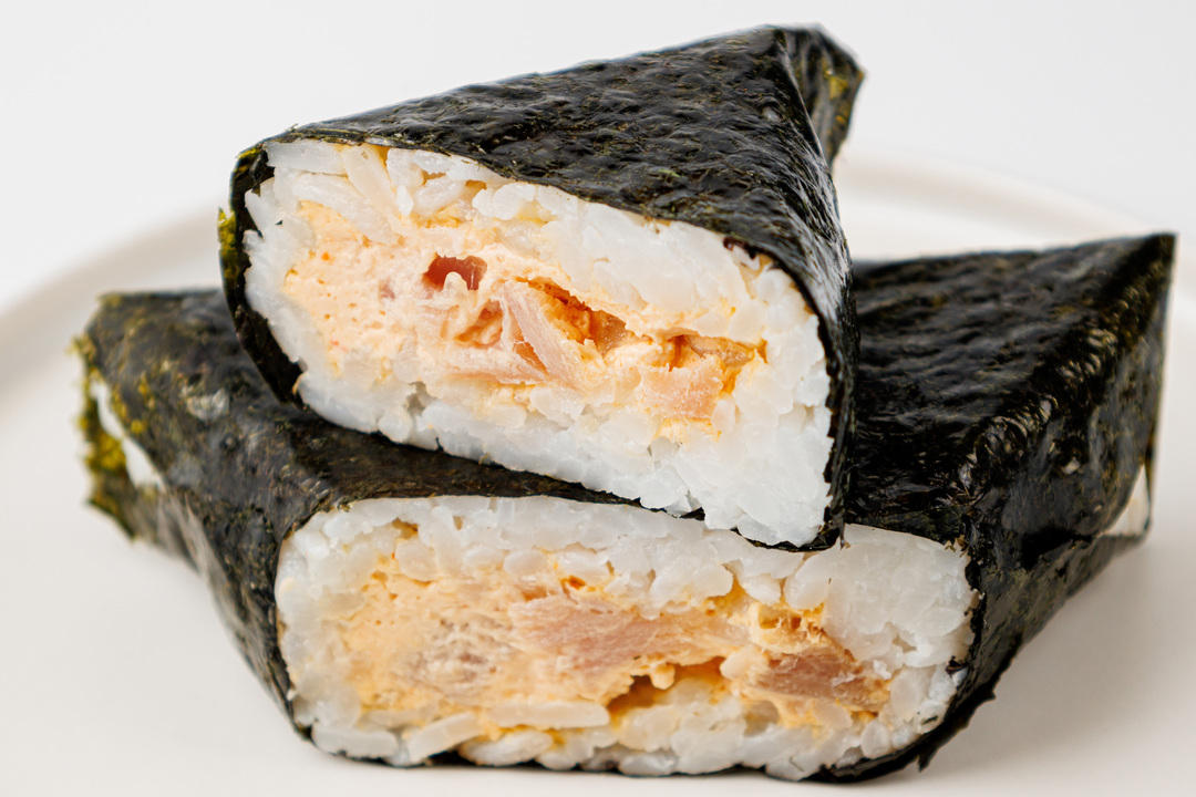 

Онигири с тунцом холодного копчения