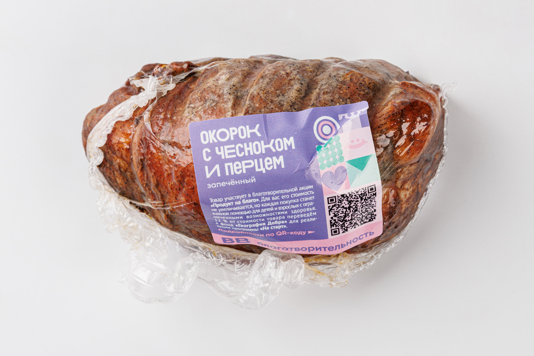 

Окорок с чесноком и перцем, запеченный