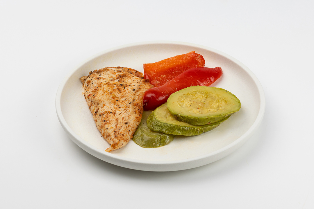 

Грудка куриная на пару с запеченными овощами гриль