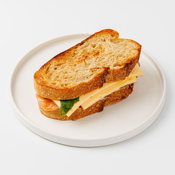 Сэндвич с семгой и омлетом на ремесленном хлебе, кафе, 250г