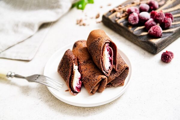 Блины шоколадные с маскарпоне и вишней