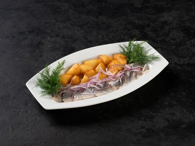 Малосольная сельдь с отварным картофелем и красным луком