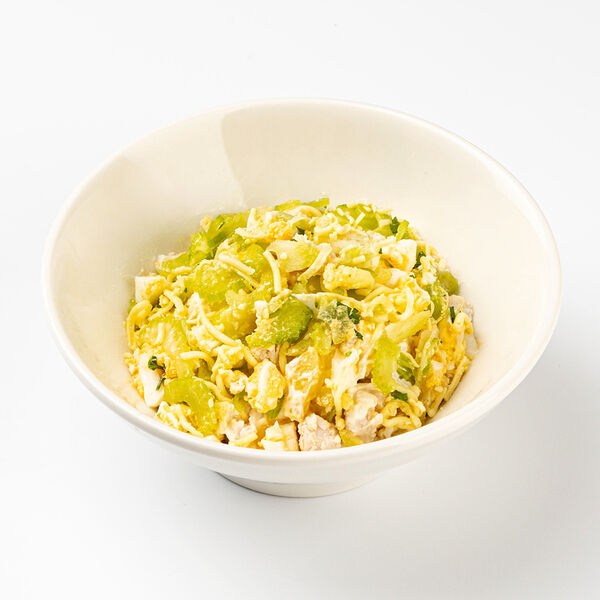 Салат с курицей, ананасами и сельдереем