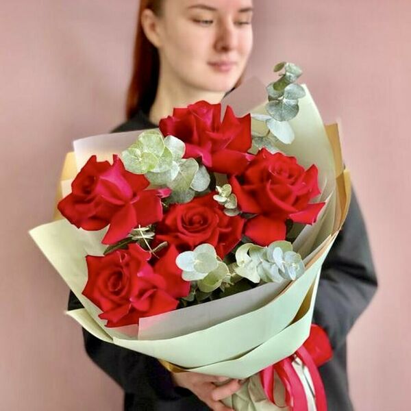 Красные розы и эвкалипт