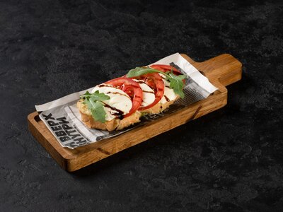 Брускетта с моцареллой