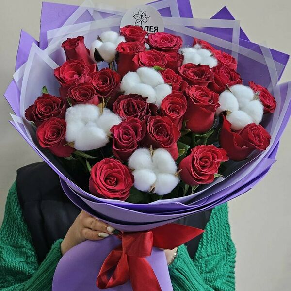 Букет с розами и хлопком