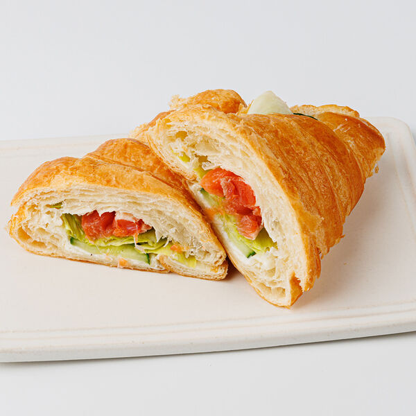 Круассан с семгой и сливочным крем-чизом, кафе