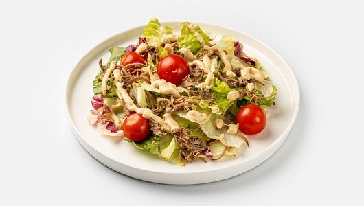 Салат с рваной говядиной и сливочно-перечным соусом Братья Караваевы 160 г