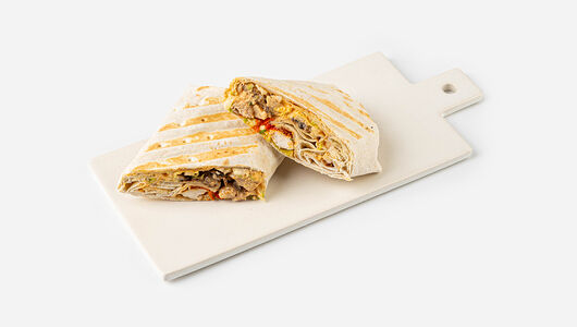 Сэндвич ролл с курицей, вешенками и соусом том ям на гриле, кафе