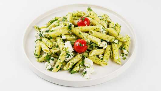 Паста пенне с соусом песто и мягким сыром