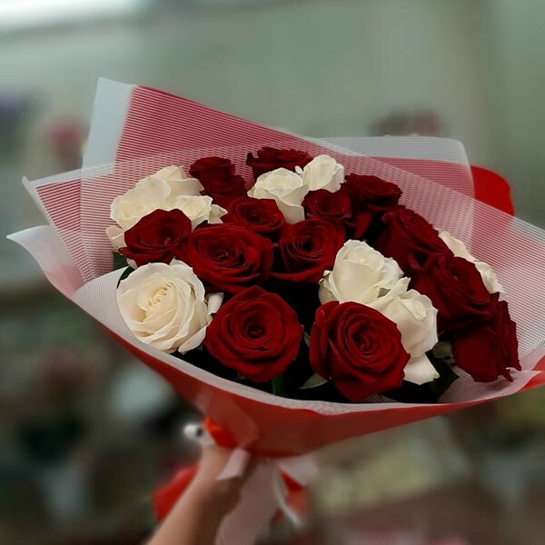 Букет из 15 бело-красных роз