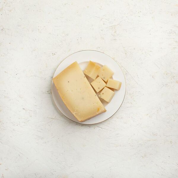 Сыр Грюйер из смеси коровьего, козьего и овечьего молока с трюфелем