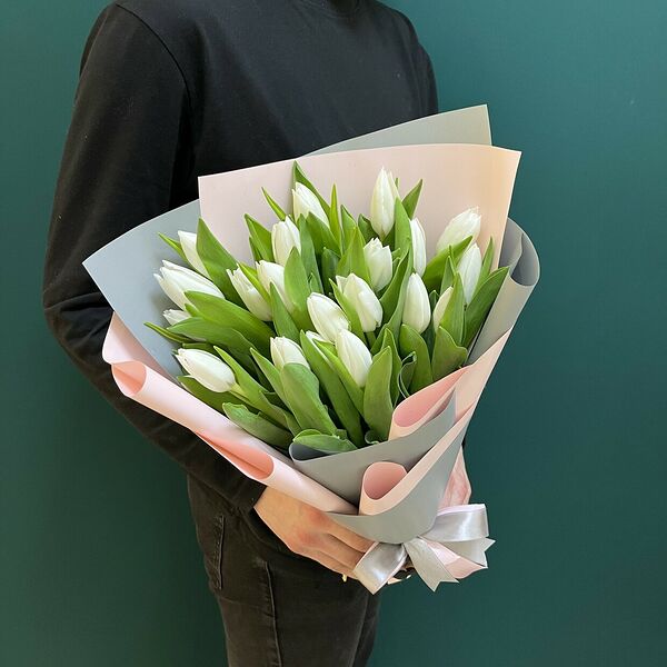 Белые тюльпаны в упаковке