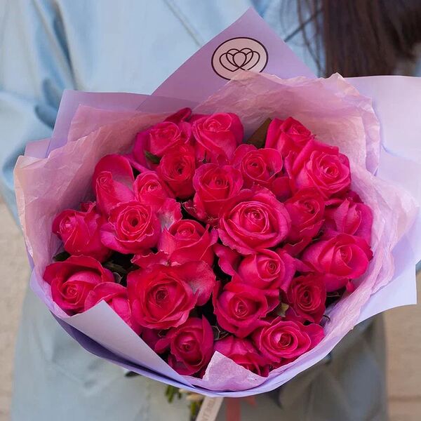 Букет из 25 малиновых роз 40 см (Россия) в сиреневой пленке