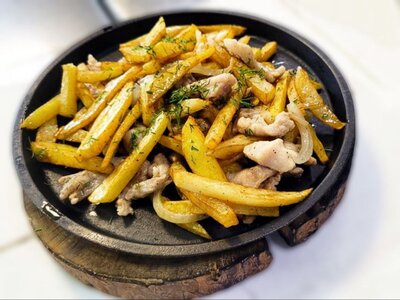 Картофель, жаренный со свининой