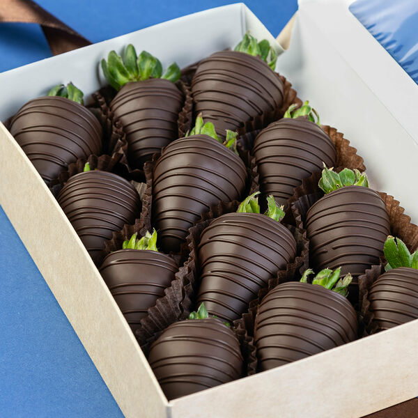 Набор клубники в шоколаде Темный шоколад 12 ягод