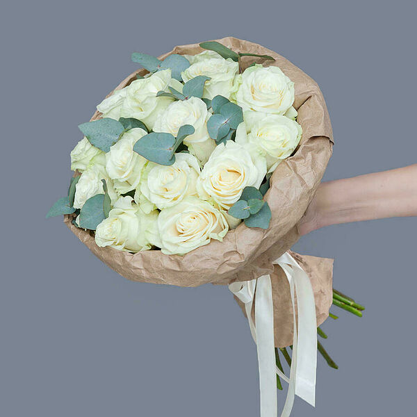 Монобукет из 15 белых Роз в крафте Ирис