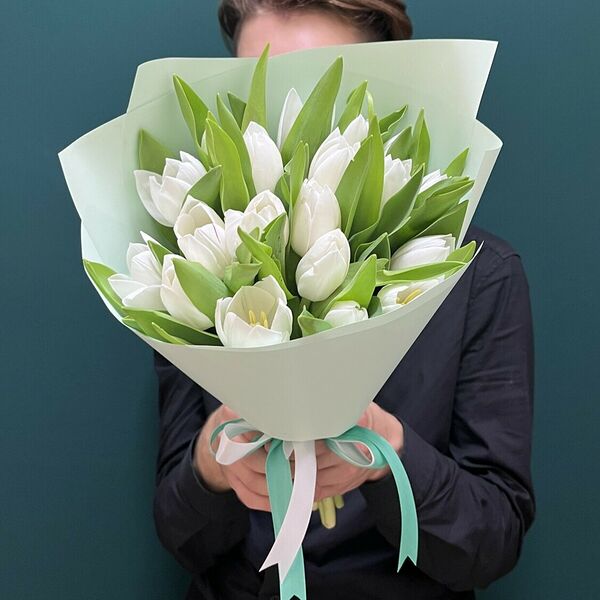 19 белых тюльпанов в корейской упаковке оттенка Тиффани