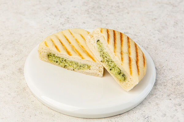 Лепешка на гриле с сыром и шпинатом, кафе