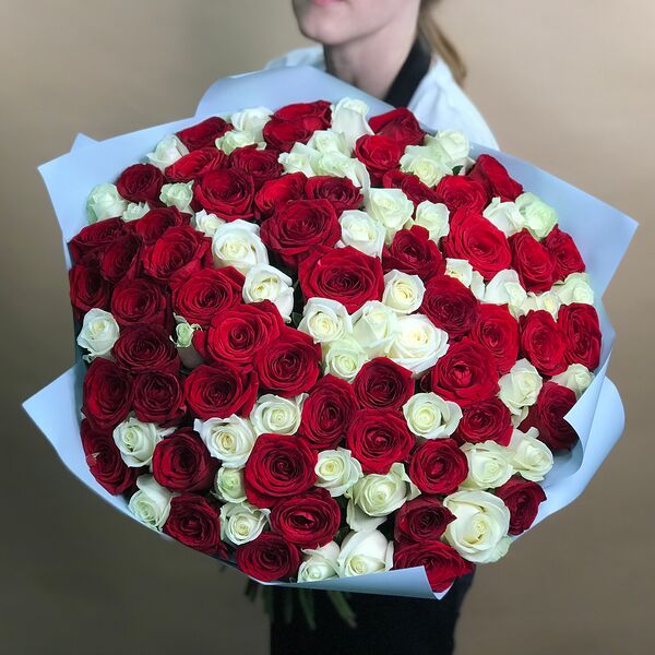 Букет из красных и белых роз 101 шт. (60 см)