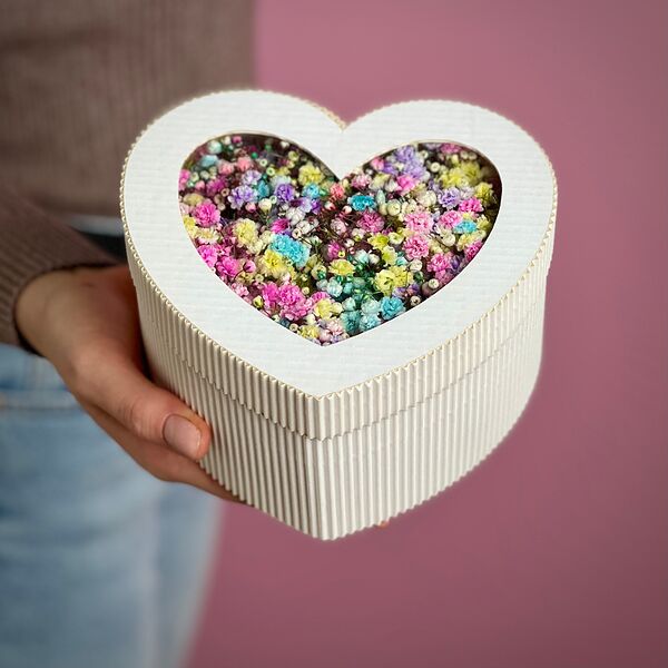 Цветная гипсофила в белом сердце S