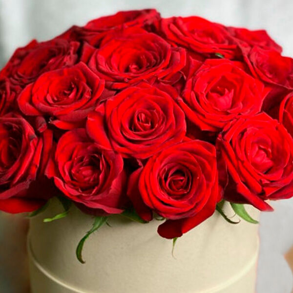 Красные розы в шляпной коробке S