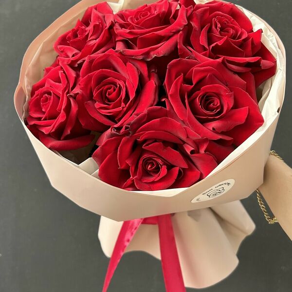 Французские красные розы