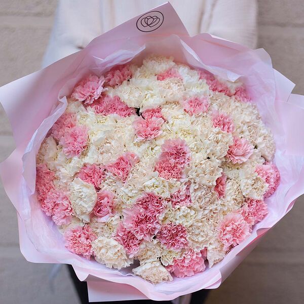 Букет из 101 розовой, белой и кремовой гвоздики в розовой пленке