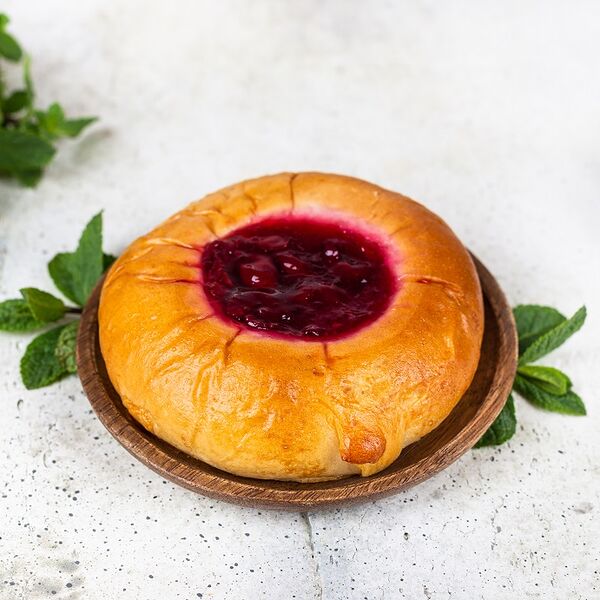 Ватрушка с вишней 100 г