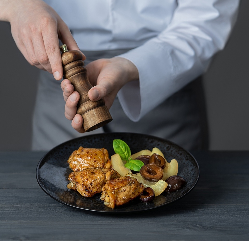 

Бедро куриное под глазурью с белым вином, грушей и сливой для запекания, a la carte, «Почти готово», 450 г, Россия