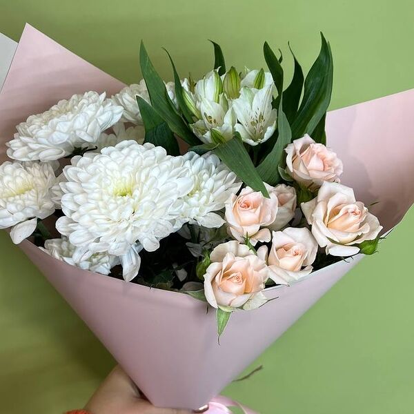 Букет-комплимент из кустовых роз и хризантем