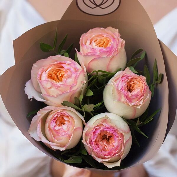 Букет из 5 персиковых пионовидных роз Flash Back 40 см с фисташкой в кремовой пленке