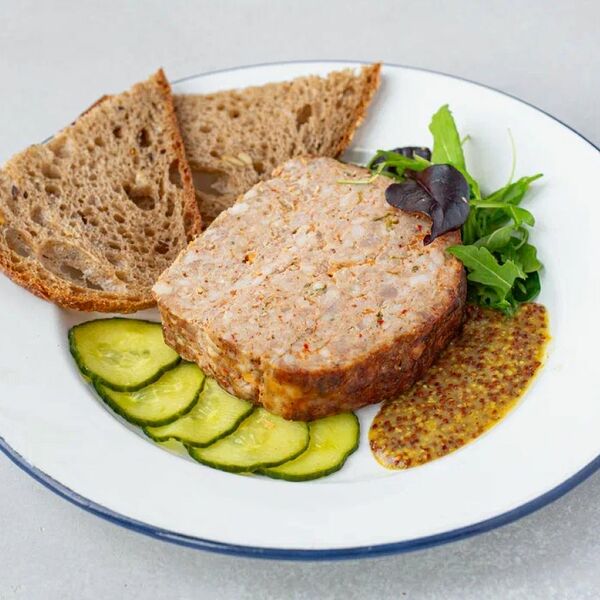 Запеченный пикантный террин с эспалетским перцем с микс салатом